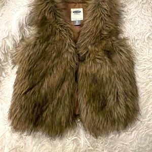 Super cute faux fur vest for toddlers. Very fashionable!!